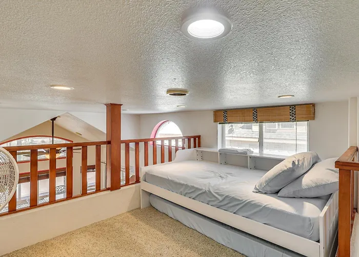 Walk To London Bridge Beach: Havasu Cabin! Holiday home Lake Havasu City