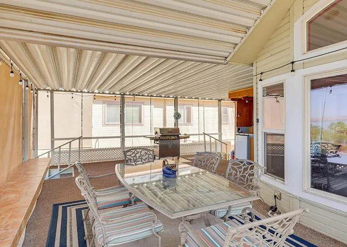 Walk To London Bridge Beach: Havasu Cabin! Holiday home Lake Havasu City